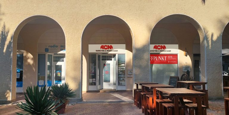 Auf dem Bild sieht man vier Personen - drei Frauen und einen Mann.
Diese vier Personen sind das Team hinter dem Treffpunkt-Magazin.